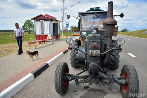 07.06.2018_miron_klimovich_nemec_gubert_virt_edet_na_raritetnom_traktore_v_moskvu-14.jpg